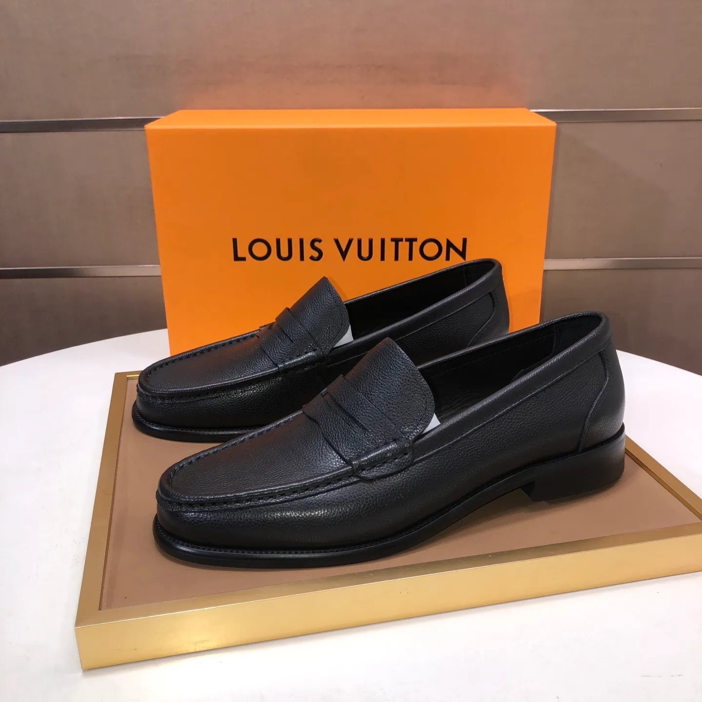 Men's men's shoes💰540💰[LV] (original single cowhide lining)🍀LV's latest genuine leather business suit shoes are available on the official website at the same time. The first-layer cowhide imported from Italy is made of heavy gold, and the official website has a 1:1 rubber outsole. Versatile to wear, high-end without losing class, and the color combination is extraordinary. This four-season style is alluring when worn on your feet, showing off your big-name flair. Standard code 38-45 (45 customized)
